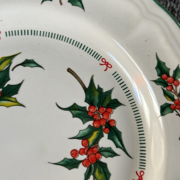 TABLETOPS UNLIMITED HOLLY BERRY PLATE - SALAD, DESERTS OR APPETIZERS - Picture 11 of 11